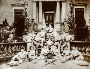Das erste Vereinsfoto, aufgenommen vor dem Verwaltungsgebäude der Nestlé an der Zugerstrasse im Jahr 1887